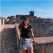 Estudiante de doble grado ADE y relaciones da clases de matemáticas aplicadas a las ciencias sociales